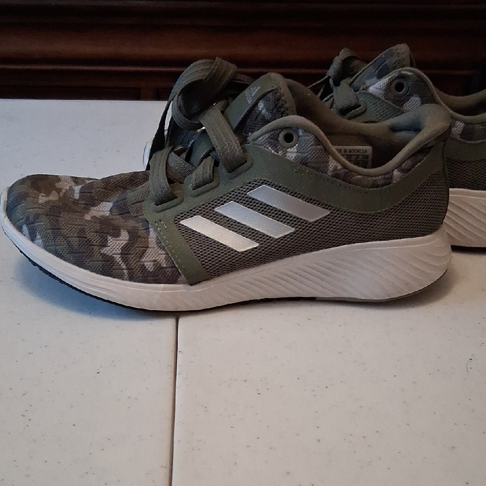 Adidas Green Athletic Shoes with Lace-Up Design - Picture 4 of 7